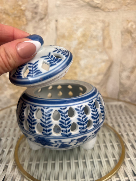 Vintage blue and white Chinosiere porcelain soy candle